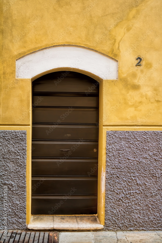 mantua, italien - typische haustür in der altstadt