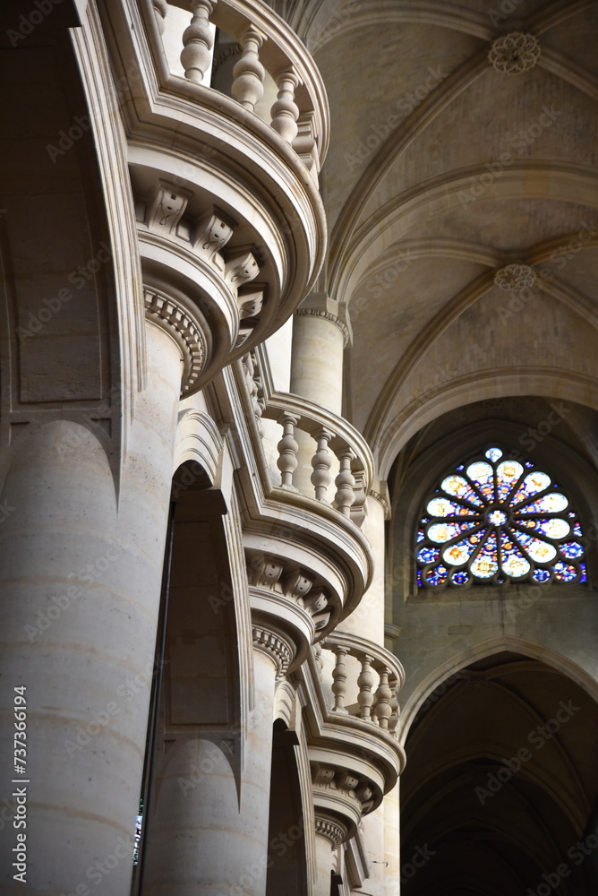 Nef et rosace de l'église Saint-Etienne-du-Mont à Paris. France