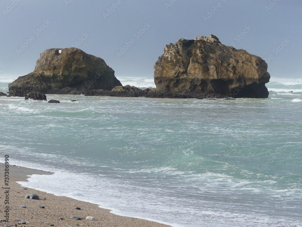 Vagues fortes sur une plage de la côte Basque