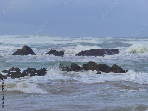 Vagues fortes et rochers sur une plage de la côte Basque
