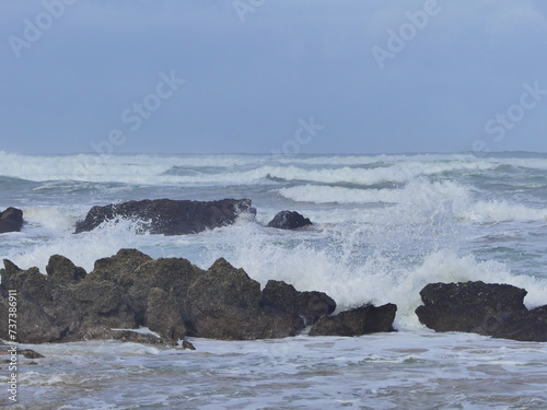 Vagues fortes et rochers sur une plage de la c  te Basque