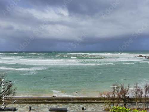 Vagues fortes sur une plage de la côte Basque photo