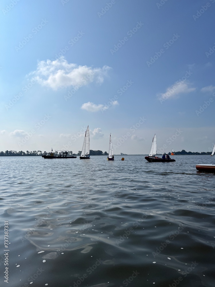 Obraz premium Sailing boats on a quiet lake