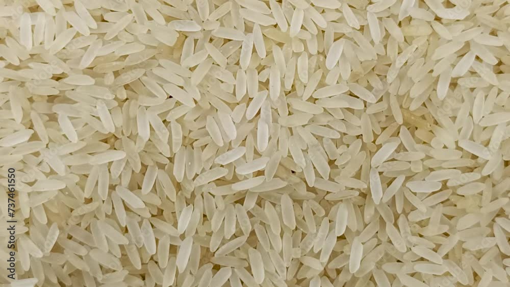 riz blanc cru, en gros plan, sur une planche à découper riz blanc cru, en gros plan, sur une planche à découper