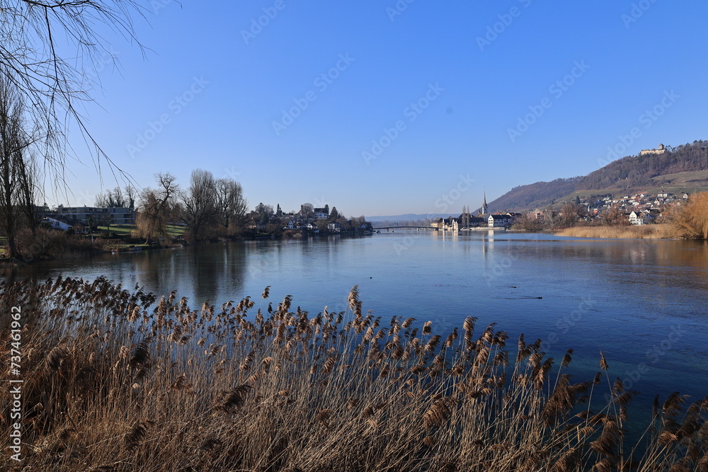 Blick von der Insel Werd auf die Stadt Stein am Rhein in der Schweiz	