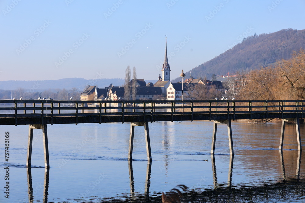 Blick von der Insel Werd auf die Stadt Stein am Rhein in der Schweiz	