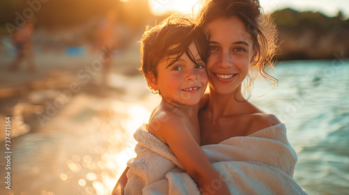 Mujer joven jugando en la playa con su hijo pequeño