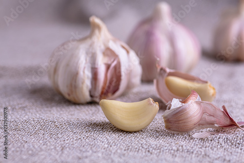 Garlic heads and individual slices are on the table