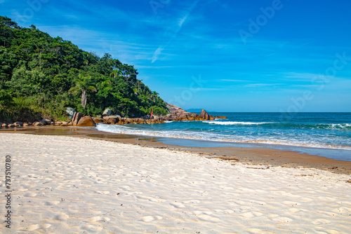 areia branca e fofa e o mar da praia Grande cidade de Governador Celso Ramos Santa Catarina Brasil praia Caravelas