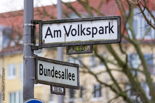 Straßenschild Am Volkspark Ecke Bundesallee, Berlin Wilmersdorf © philipk76