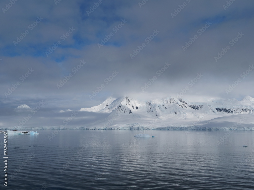 Berge und Gletscher bei Damoy Point auf der Wiencke-Insel im Palmer-Archipel in der Antarktis (Westantarktis)