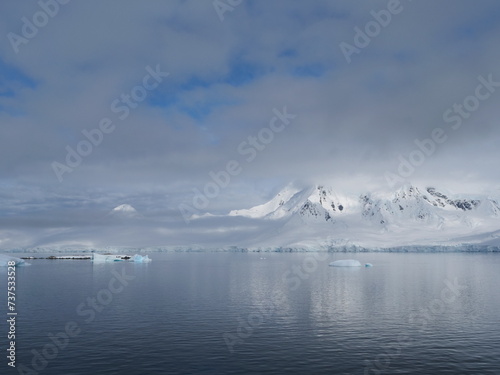 Berge und Gletscher bei Damoy Point auf der Wiencke-Insel im Palmer-Archipel in der Antarktis (Westantarktis)