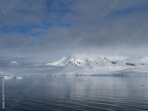 Berge und Gletscher bei Damoy Point auf der Wiencke-Insel im Palmer-Archipel in der Antarktis (Westantarktis) photo