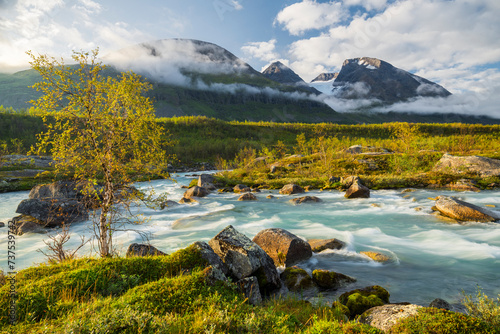 Bergmassiv Akka, Fluss, Vuojatätno, Stora Sjöfallets Nationalpark, Lappland, Schweden, Europa