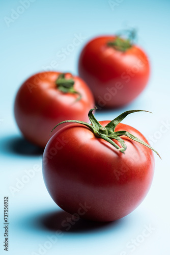 水色の背景に真っ赤な完熟トマト