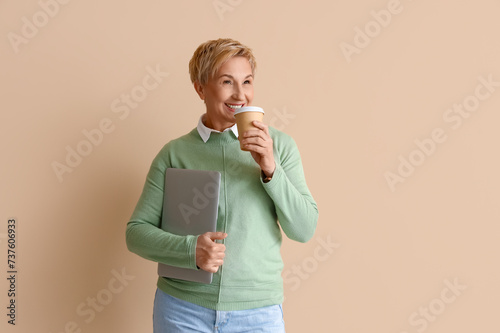 Mature female programmer wi...