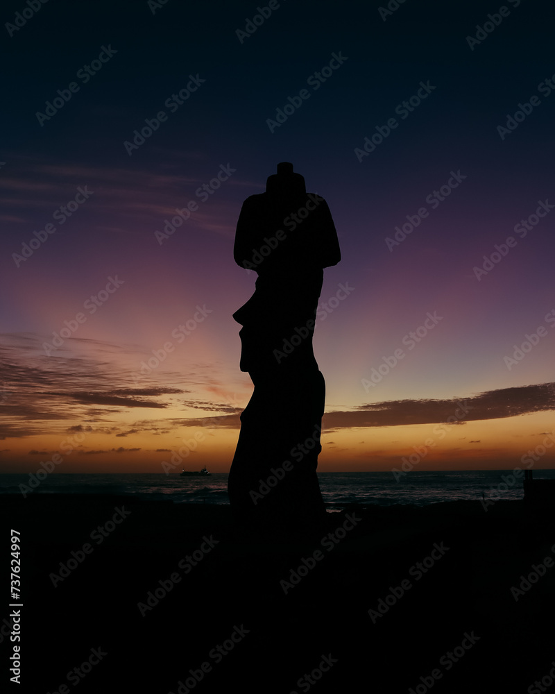 Moai en Rapa Nui al atardecer. Isla de Pascua