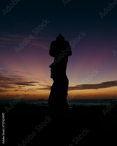 Moai en Rapa Nui al atardecer. Isla de Pascua