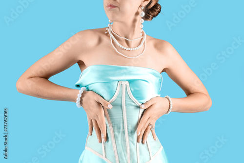 Beautiful young woman in dr...