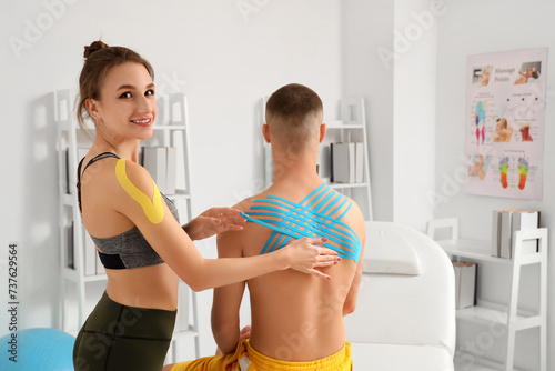Female physiotherapist appl...