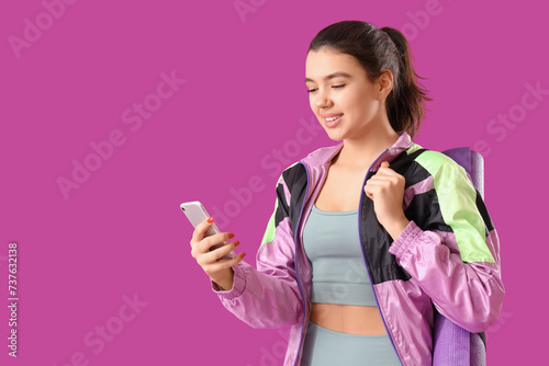Young woman in sportswear w...