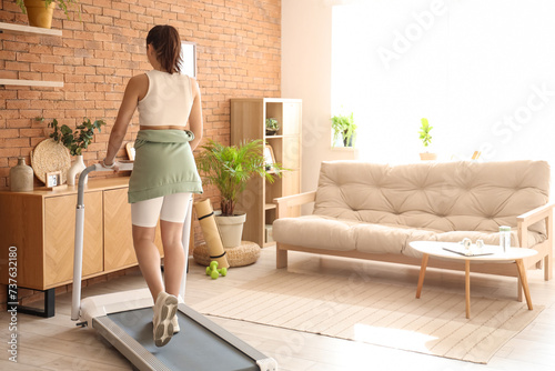 Sporty young woman exercisi...