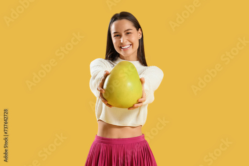 Smiling young woman with po...