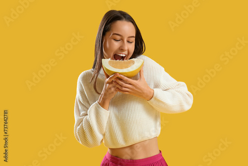Young woman eating pomelo s...