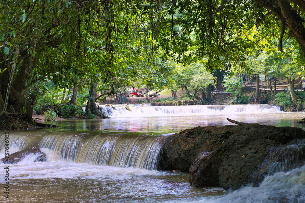 Obraz premium チェットサオノーイ滝国立公園 サラブリー・タイ อุทยานแห่งชาติน้ำตกเจ็ดสาวน้อย Saraburi, Thailand
