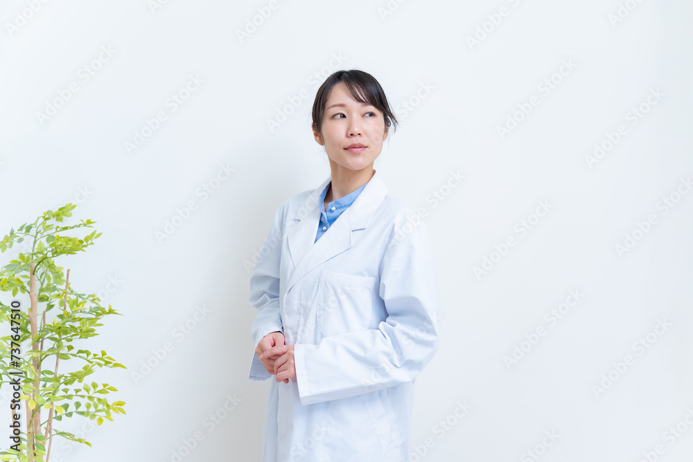 真剣な表情の白衣を着た女性 真剣な表情の白衣を着た女性