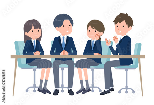 真剣に話し合う学生男女グループ