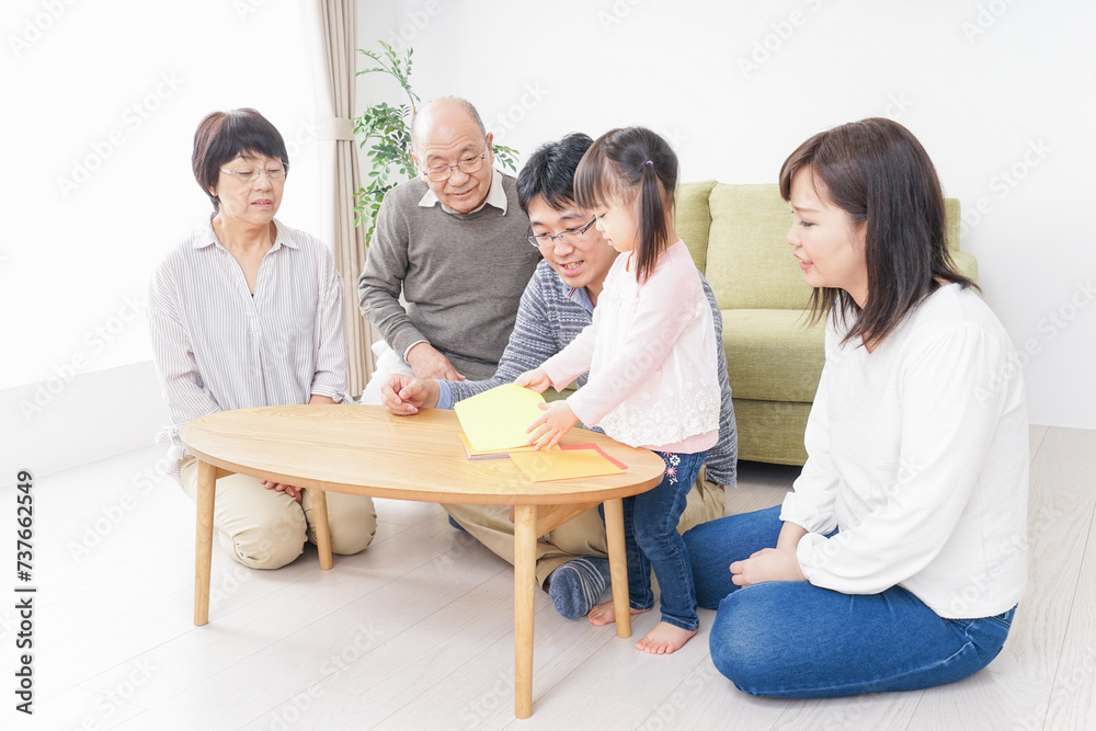 折り紙で遊ぶ子供と家族