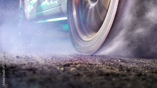 Foto EV Drag racing car is burning tires at start line.