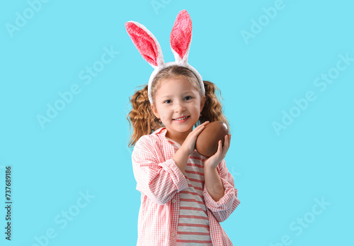 Cute little girl in bunny e...