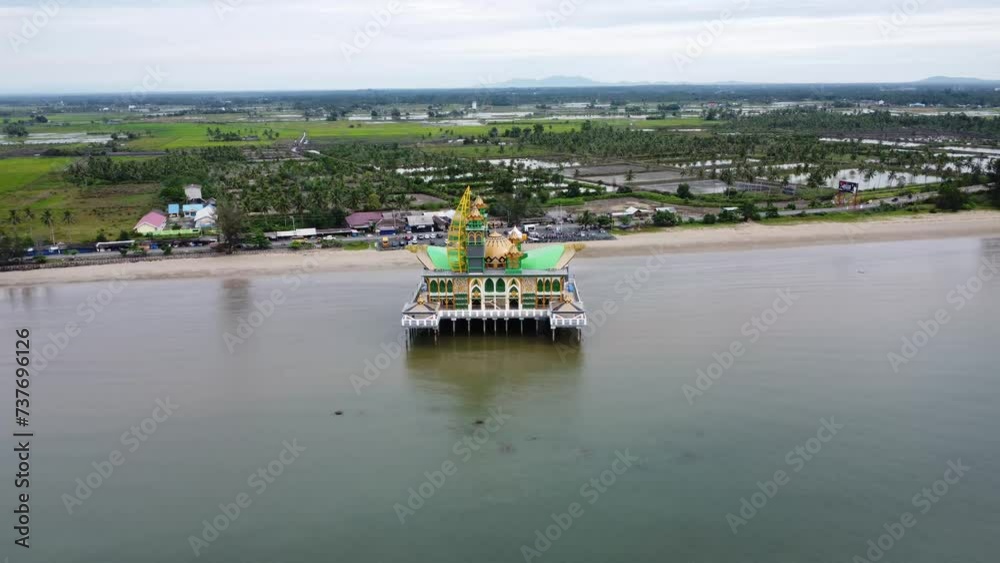 The floating mosque or Ziyadatul Abrar mosque is in Pagatan, Tanah bumbu district, South Kalimantan The floating mosque or Ziyadatul Abrar mosque is in Pagatan, Tanah bumbu district, South Kalimantan