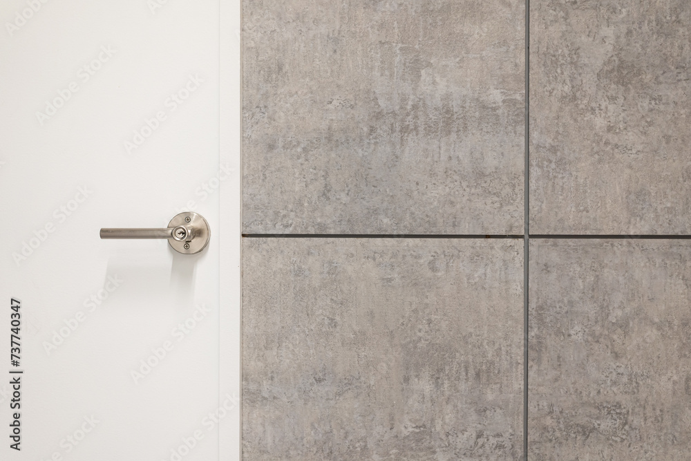 door handle on white door. metal door knob on modern interior. Shiny silver door handle. Concept of interior details. Copy space. - obrazy, fototapety, plakaty 
