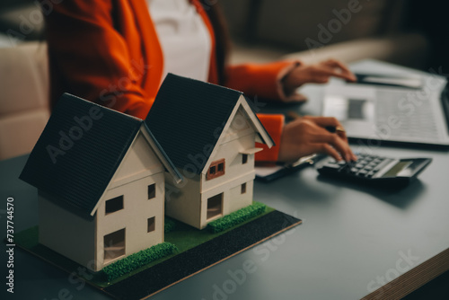 real estate agent Delivering sample homes to customers, mortgage loan contracts. Make a contract for hire purchase and sale of a house. and home insurance contracts, home mortgage loan concepts