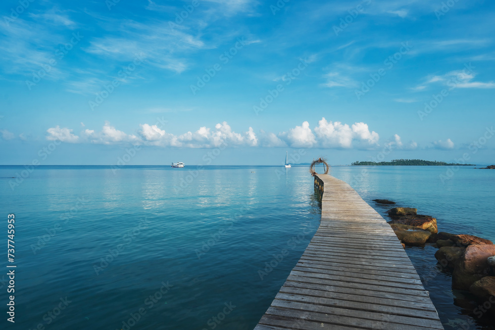 Obraz premium The wooden bridge in the sea at Koh Kood is a tropical island with emerald green water and beautiful beaches, in Koh Kood, Trat, Thailand.