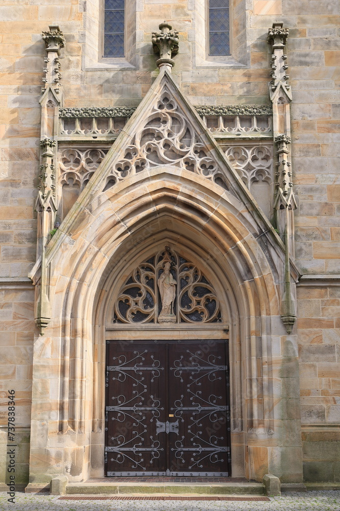 Blick auf das Eingangsportal der Katholischen St. Lambertuskirche in der Altstadt von Ascheberg im Münsterland