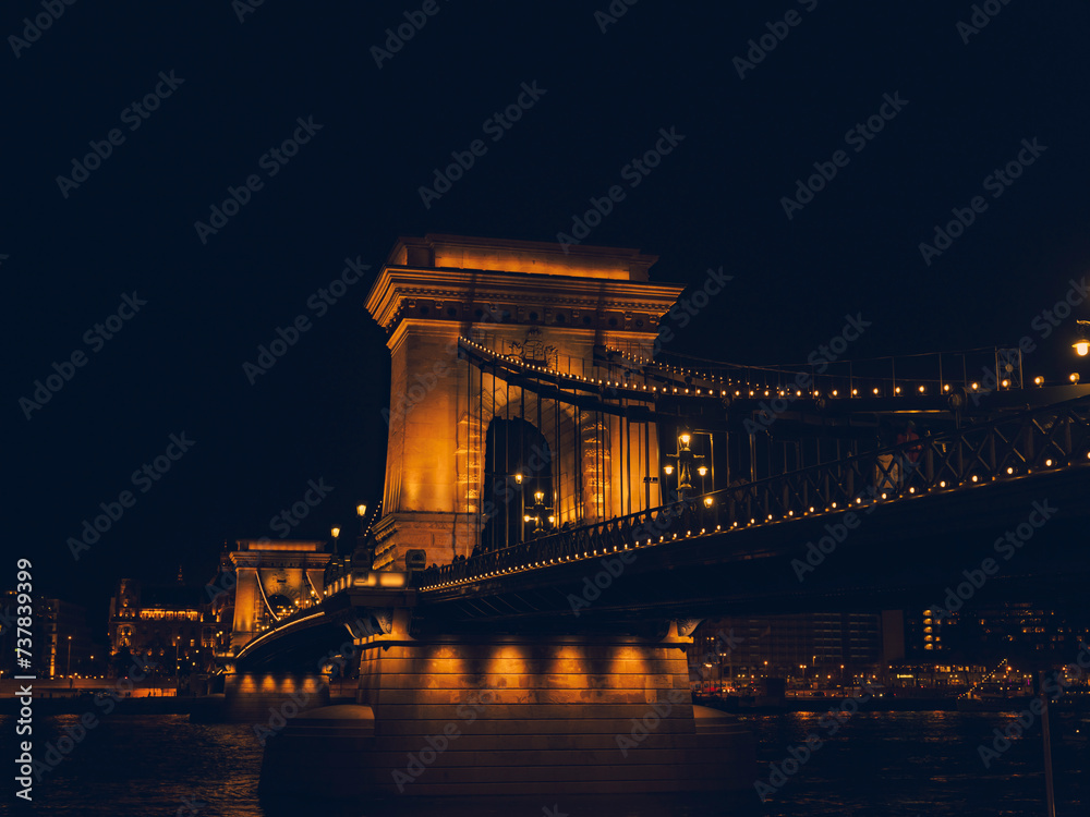 Naklejka premium night bridge in Budapest 
