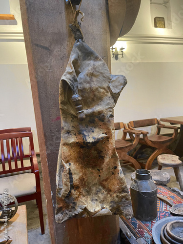 Φωτογραφία Old ancient winesking hanging on the wall