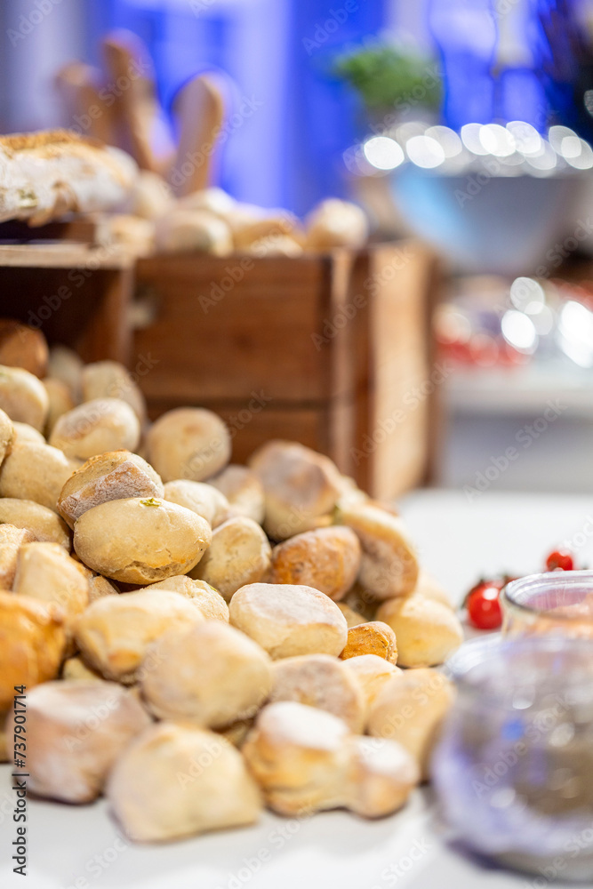 Brötchen an einem Buffett. 