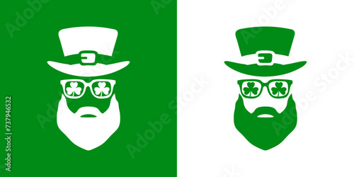 Día de San Patricio. Logo con silueta de sombrero de leprechaun con gafas de sol con treboles y barba para felicitaciones y tarjetas photo