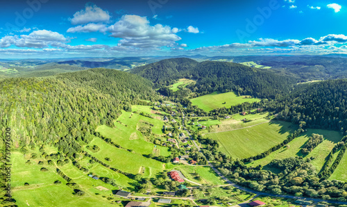 Fototapeta Naklejka Na Ścianę i Meble -  Lot nad Kamianną wczesną jesienią. Piękny widok.