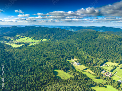 Fototapeta Naklejka Na Ścianę i Meble -  Lot nad Kamianną wczesną jesienią. Piękne krajobrazy.
