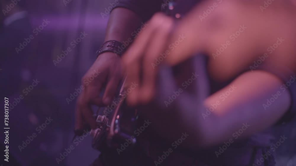 Guitarrista tocando guitarra eléctrica en un concierto musical 