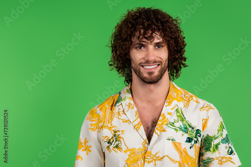 portrait of a man. man in Hawaiian shirt looking at camera, green background. holidays hee fashion concept photo