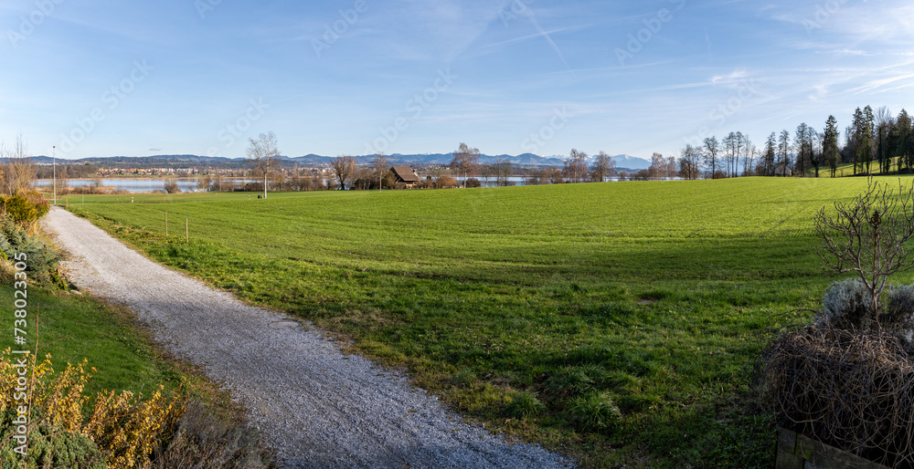 Feldweg in Fällanden mit Greifensee im Hintergrund