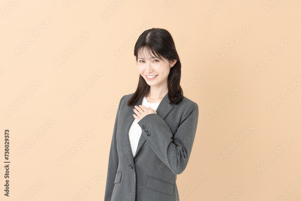 スーツ姿のミドル女性 スーツ姿のミドル女性