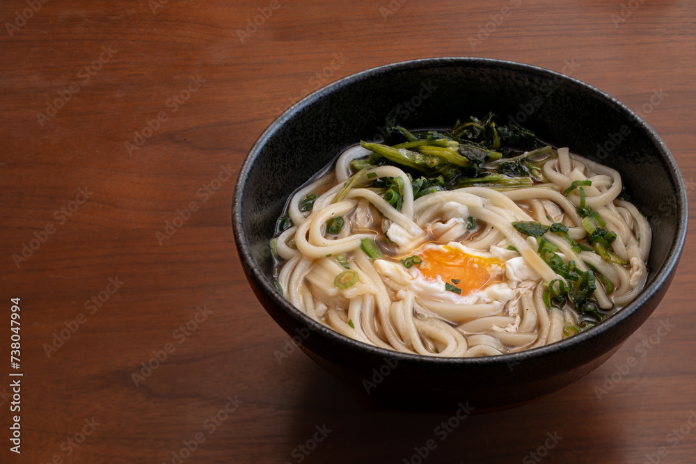 温玉月見うどん ほうれん草 鰹節 俯瞰 温玉月見うどん ほうれん草 鰹節 俯瞰